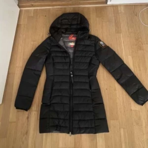 Parajumper  - Säljer min fina parajumper dunjacka som tyvärr inte är min stil längre. Jackan är i storlek S och har inga skador förutom att handen till dragkedjan på ena fickan e av. Pris kan diskuteras vid en snabbaffär. Frågor o bilder privat!❤️