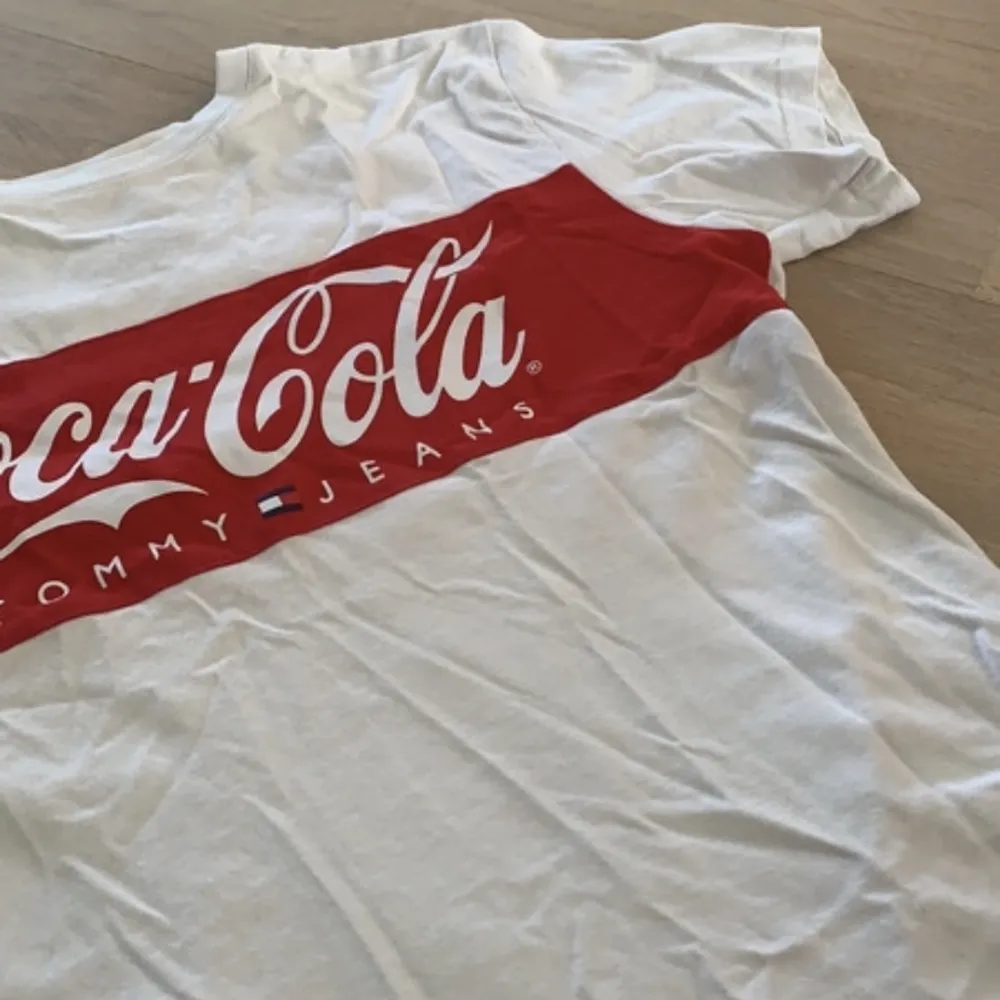 Coca-Cola TOMMY HILFIGER T-shirt. 100% bomull och sparsamt använd. Säljer då den inte kommer till användning ❤️. T-shirts.
