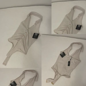 Oanvänd halterneck body (beige), stl S - 🌸🌸🌸  Helt oanvänd halterneck body stl S 🌸🌸🌸