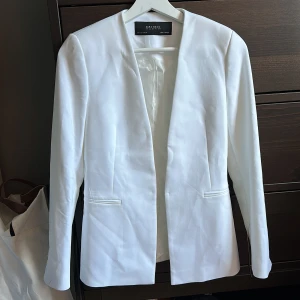 Kavaj - Oanvänd kavaj från zara med prislappen kvar🤍 Det är några små fläckar på den (se sista bilden) som säkert går bort lätt. Därav säljer jag den billigt. Nypris 499