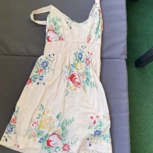 Klänning - Klänning i storlek 34🦋 hör av er vid minsta intresse eller funderingar 🫶