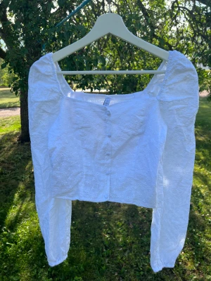 Vit blus  - Vit blus med puffärmar. Jättesöt blus med små blommor på i jättefint skick 