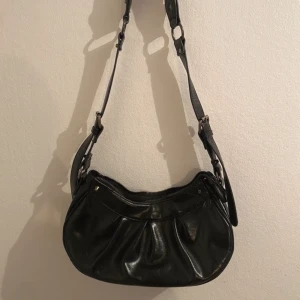 Axelremsväska från GinaTricot  - Säljer denna snygga axelremsväska från GinaTricot, använd vid några tillfällen men fortfrande i fint skick. 