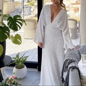 Balklänning från asos  - Säljer min jätte fina balklänning från asos, köpt för 3100 kr och helt slutsåld, storlek 34💞