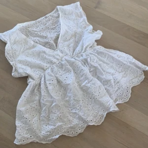 Somrig blus med mönster - HÖGSTA BUD JUST NU: 100kr, buda i kommentarerna ❤️ Söt blus som passar till allt. Jag använde den hela tiden men den har tyvärr blivit för liten vilket är varför jag säljer. Den har ett litet hål i ryggen (se bild 3). Vet ej vilket märke det är. 