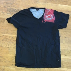 T-shirt  - Jack and Jones t-shirt med tryck i bra skick. Står storlek xl men passar som m. Pris kan diskuteras vid snabb affär.