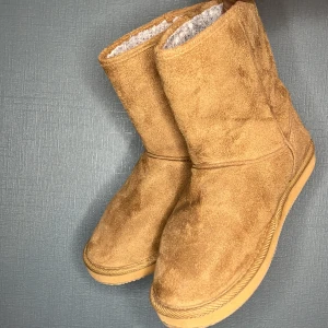 Uggs - Ett par höga uggs som är i storlek 36 