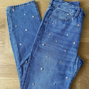 Jeans  - Jeans   Mycket sparsamt använda   Strl 26  High waist 