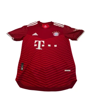 Bayern München tröja Röd - En Bayern München tröja i storlek M som är Röd. Den är perfekt passande och av hög kvalitet. Dess andningsförmåga gör den idealisk för både matcher och träning.