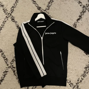 Palm angels tracktop - Hej! Jag säljer nu min palm angels tracktop i storleken M. Skicket är 9/10! Jag är både öppen för byten och att sälja dessa. Tveka inte på att skriva privat för fler bilder/frågor.