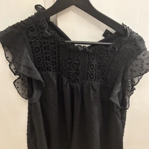 Svart blus - Lägger upp denna igen pågrund av oseriös budgivare. Förra budgivningen kom upp till 210kr men säljer denna för 150 om du trycker på köp knappen ❤️