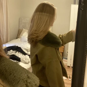 Meotine jacka - Säljer min superfina Meotine jacka från en kollektion som inte längre säljs!!! Kragen går att ta av. Den köptes för 2800 på deras hemsida, och är varsamt knappt använd. Perfekt till hösten!! ❤️‍🔥storlek M/L men sitter perfekt på mig som är en storlek S