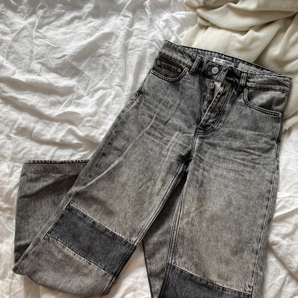 Säljer mina bästa jeans då jag vuxit ur dem. Storlek 25, upplagda vid köp i butiken, når till hälen på mig som är 165 cm.  Köpta nya för 2400 använda ok mycket men inte skadade på nåt vis. . Jeans & Byxor.