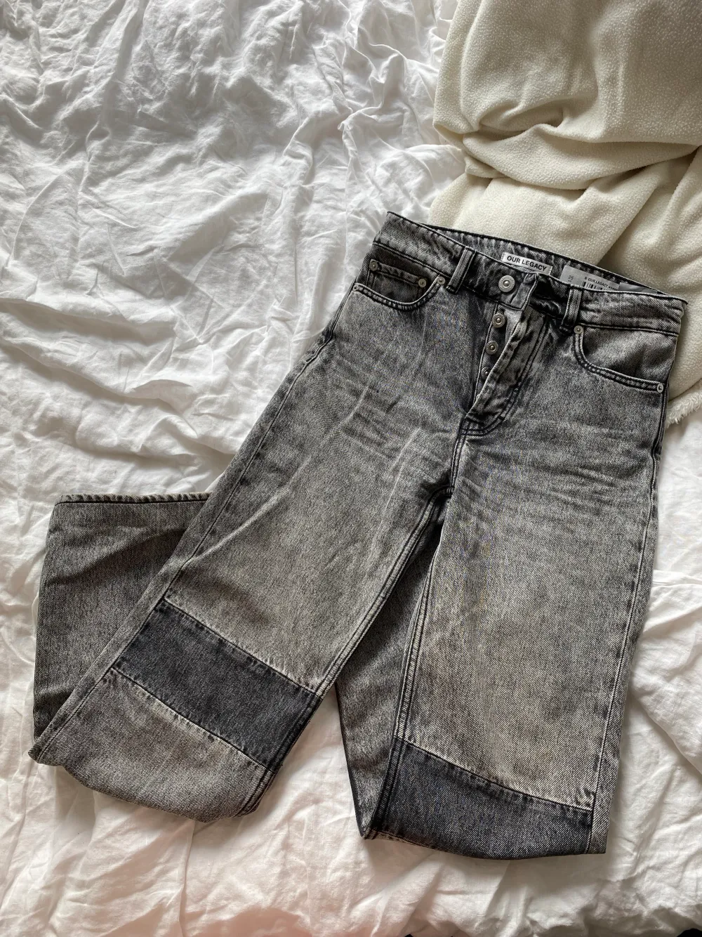 Säljer mina bästa jeans då jag vuxit ur dem. Storlek 25, upplagda vid köp i butiken, når till hälen på mig som är 165 cm.  Köpta nya för 2400 använda ok mycket men inte skadade på nåt vis. . Jeans & Byxor.