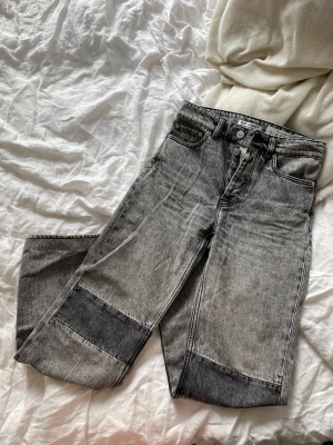 Our Legacy jeans  - Säljer mina bästa jeans då jag vuxit ur dem. Storlek 25, upplagda vid köp i butiken, når till hälen på mig som är 165 cm.  Köpta nya för 2400 använda ok mycket men inte skadade på nåt vis. 