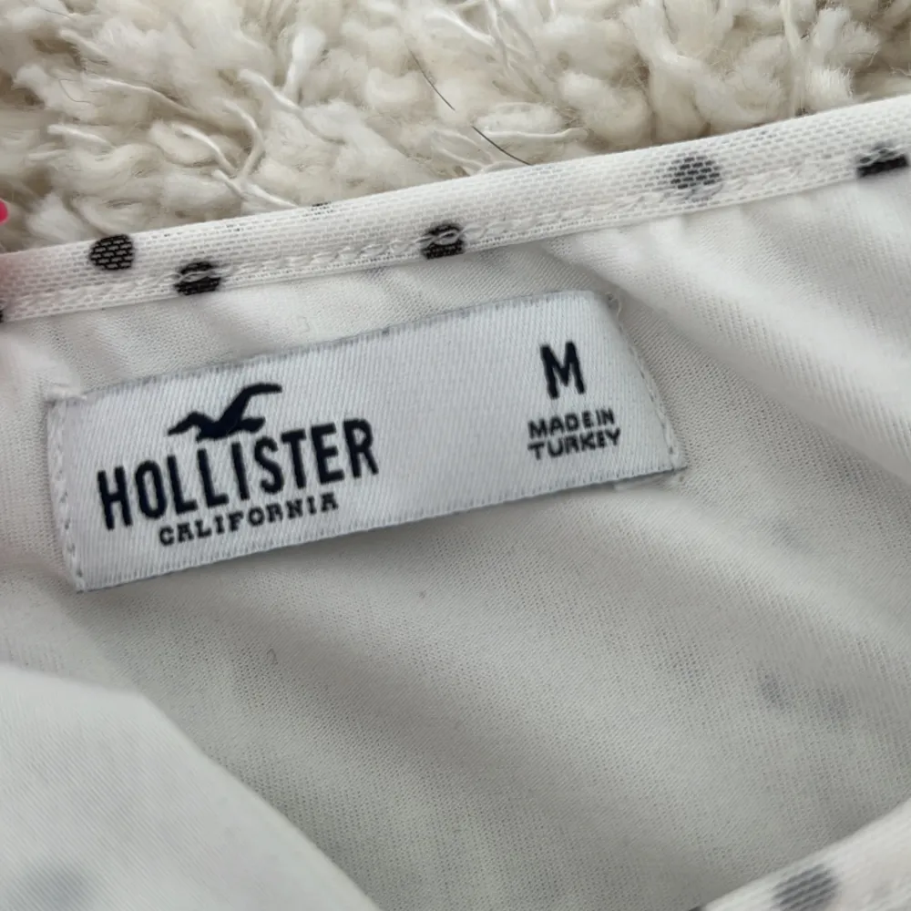 Gullig topp från Hollister som jag aldrig använt. Passar även S. Justerbara band.. Blusar.