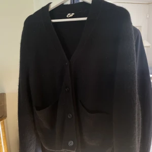 Cardigan - Svart cardigan från arket, storlek S