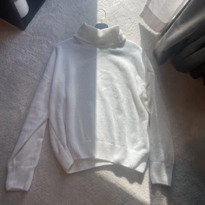 Mysig stickad tröja  - Säljer denna mysiga tröja i storlek M! ☺️ med liten defekt på framsidan som syns på bilden 