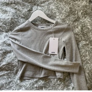 Långärmad crop top  - Helt ny oanvänd tröja i storlek xs. Jag har beställt den från Zalando☺️