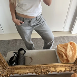 Gråa jeans!!😍 - Gina Tricots low rise jeans😍 så snygga! I en mer baggy style! Jag brukar vanligtvis ha 38-40 i storlek, men dessa sitter perfekt på mig. Ger ett mer baggy uttryck 😍Super till hösten nu!