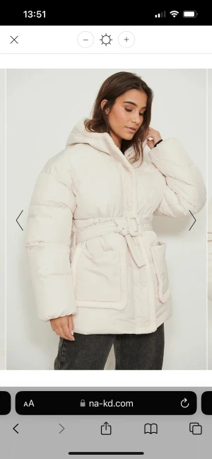 Superfin jacka - Jättefin jacka från NAKD i cremevit/beige. Storlek 34 men stor i storlek så passar större också. Iprincip ny och knappt använd nypris 869kr Mitt pris 500kr+ frakt eller bud