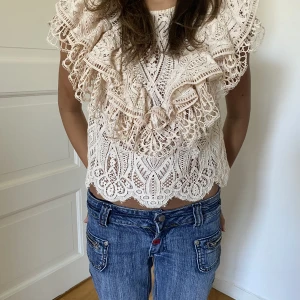 Zara topp - Jättegullig topp från zara som är perfekt till en tjej middag. Den är i ett jätte fint skick och bara andvänd något fåtal gånger 