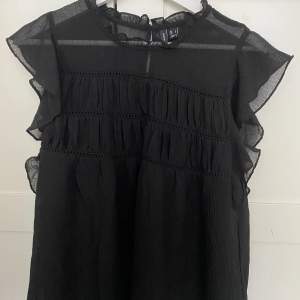 Jättefin svart blus från Vero moda!!💌 säljer då den tyvärr inte kommer till användning!! 