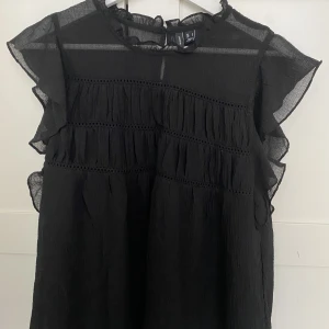 SVART BLUS  - Jättefin svart blus från Vero moda!!💌 säljer då den tyvärr inte kommer till användning!! 