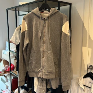 Moncler Zip Up Hoodie  - Moncler zip up hoodie i utmärkt skick, bara zippers som är sletna som ni ser på bild 3. Storlek XL fits M/L. Nypris 5500, mitt pris 1800! Bara att skriva vid frågor och funderingar! :) Tar emot rimliga bud!