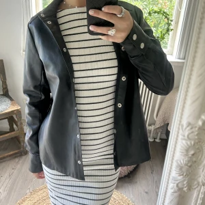 Skinnjacka - Säljer denna coola skinnjackan från Misslisibells kollektion med NAKD!💞 Använd fåtal gånger, ser ut som ny! Passar xs-s