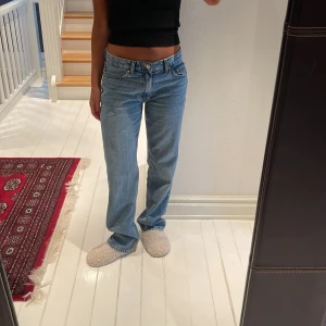 Lågmidjade jeans - Lågmidjade jeans. Har i både storlek 38 och 40 ❤️ nypris 500, frakt tillkommer STRL 38 SÅLD 🌸
