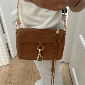 Rebecca minkoff väska - Säljer min bruna Rebecca minkoff väska. Jättefint skick❤️ säljer för 500kr