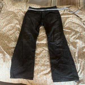 Straight fit jeans  - Straight fit jeans i bra skick, snygg tvättning och pass frorm 43cm midja 105cm längd  