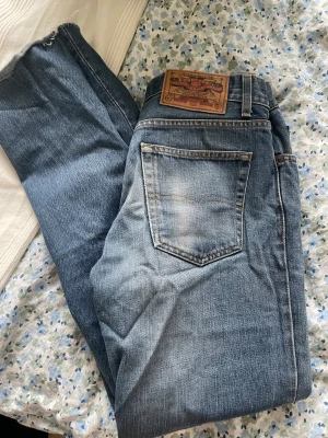 Jeans baggy - Baggy Jeans från Crocker Jeans, W:33 L:34, dock avklipptna längst ner för att passa någon som är 168cm lång, samt lite insydda i midjan 🩷