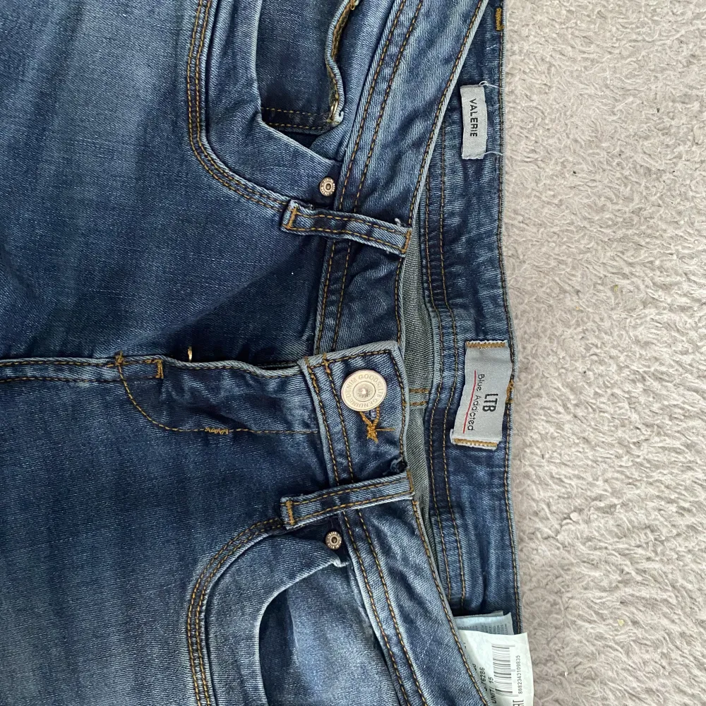Aldrig använda endast tvättade så lappen är ej kvar på byxorna, säljer dom eftersom det är fel storlek💘 tryck inte på köp nu💓. Jeans & Byxor.