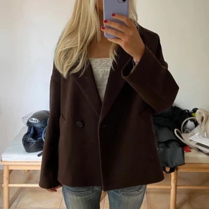 Brun kappa - Brun fräsch kappa från Lindex. Slutsåld. Nästan aldrig använd! 