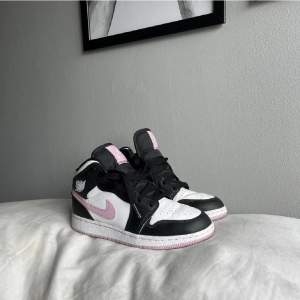 Nike Air Jordan skor i stl 35.5. Sparsamt använda och i bra skick! Köparen står för frakten🌸🤍