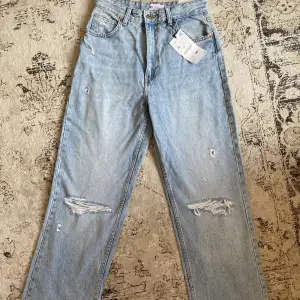 Zara jeans ljusa wide leg: storlek 38, pris:230. Helt nya med prislapp på, nypris 400kr.