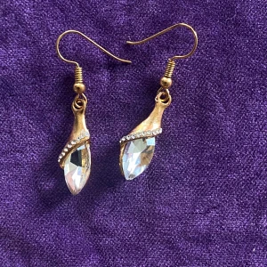 Örhängen  - Små guldfärgade örhängen med rhinestones 