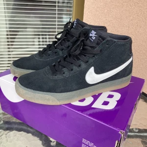 Nike SB bruin mids - Säljer ett par skateskor från Nike SB. Modell Bruin mids. I princip helt nya, använda ca 4 gånger. Storlek 40,5 eur (us 7,5). Nypris ligger på 1000kr. 