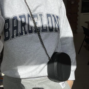 Oanvänd svart väska - Oanvänd svart väska med kedja! 