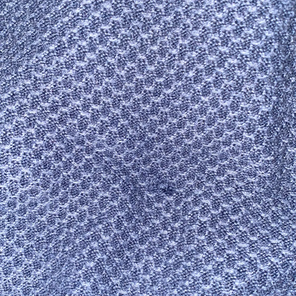 Denna tröjan är i bra skick och är använd jo ungefär 3 månader. Den har ett litet hål på baksidan som du kan se på tredje bilden säljer de. A pga att den ej kommer till användning. Normalpris 1199. Stickat.