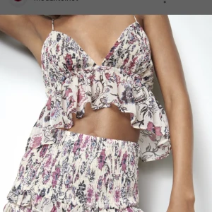 Zara sett - Säljer detta jätte fina setter från zara som inehåller en jätte söt topp och en matchande kjol till. Köpte förra sommaren och har aldrig använt det🩷🩷