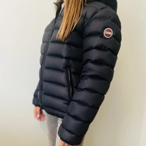 Colmar jacka - Säljer den här jätte fina Colmar jackan. Den är använd ett fåtal gånger och ser ut som ny!! Köpte den i vintras för 4990kr. Kontakta mig om ni har några frågor!❤️