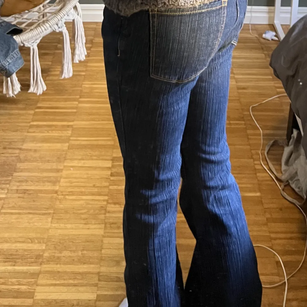 Mörkblå Bootcut/flare jeans från brandy melville, storlek S. Långa på mig som är 169cm  Midjemått: 36cm rakt över, men de är stretchiga! Low/midwaist. Jeans & Byxor.