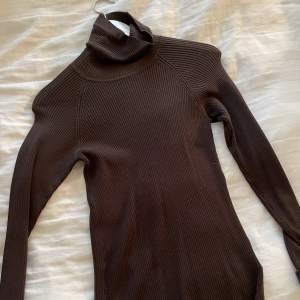 Polo tröja från Cubus i brun som inte kommer till användning 