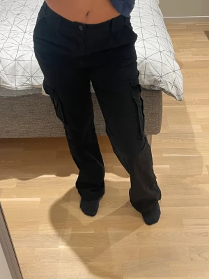 Cargo jeans  - Svarta cargo jeans från Madlady, använt ett par enstaka gånger, i gott och fint skick 