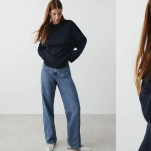 Marinblå stickad tröja - Säljer denna fina tröja, inte min stil och fick i present. Oanvänd, lappar kvar. Slutsåld på deras hemsida