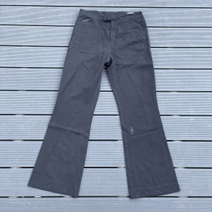 Hope Bootcut trousers - Linne/bomull, bra skick förutom fläcken på benet, går säkert bort i tvätten men hsr ej provat 🙂