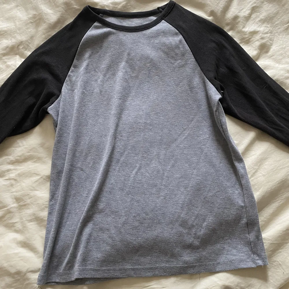 Snygg långärmad svart och grå tröja, köpte för länge sen men den har tyvärr inte kommit till användning så mycket. Säljer för 100kr 💓. Skjortor.